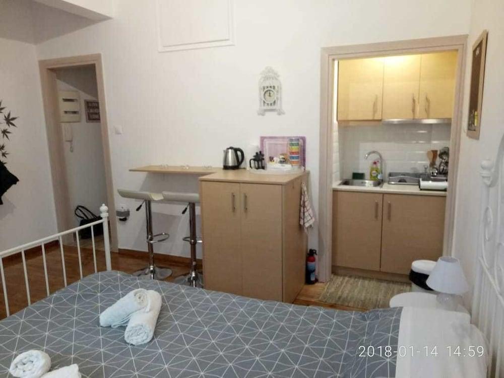 Modern, Ideally Located Studio Apartment Афины Экстерьер фото