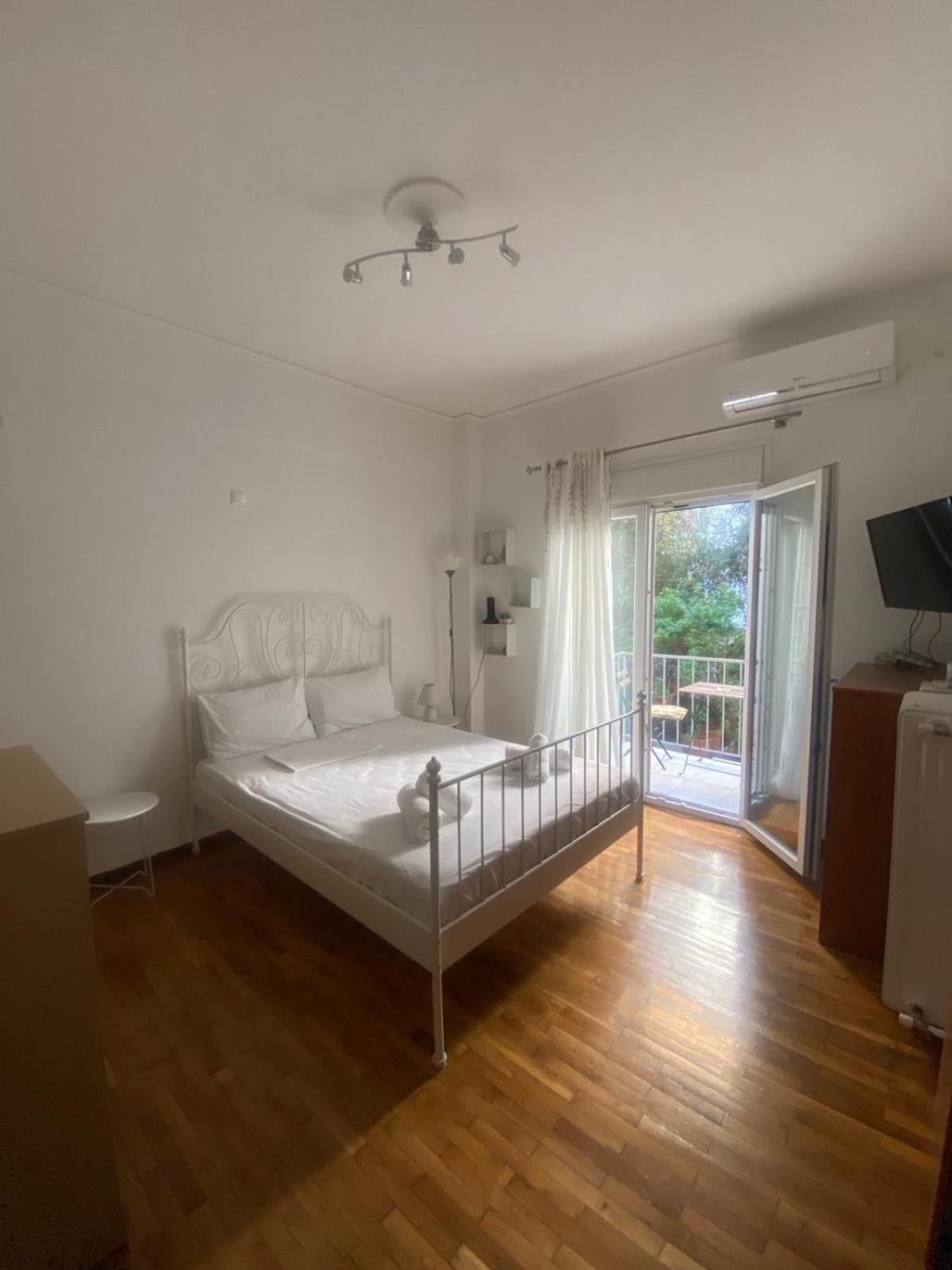 Modern, Ideally Located Studio Apartment Афины Экстерьер фото